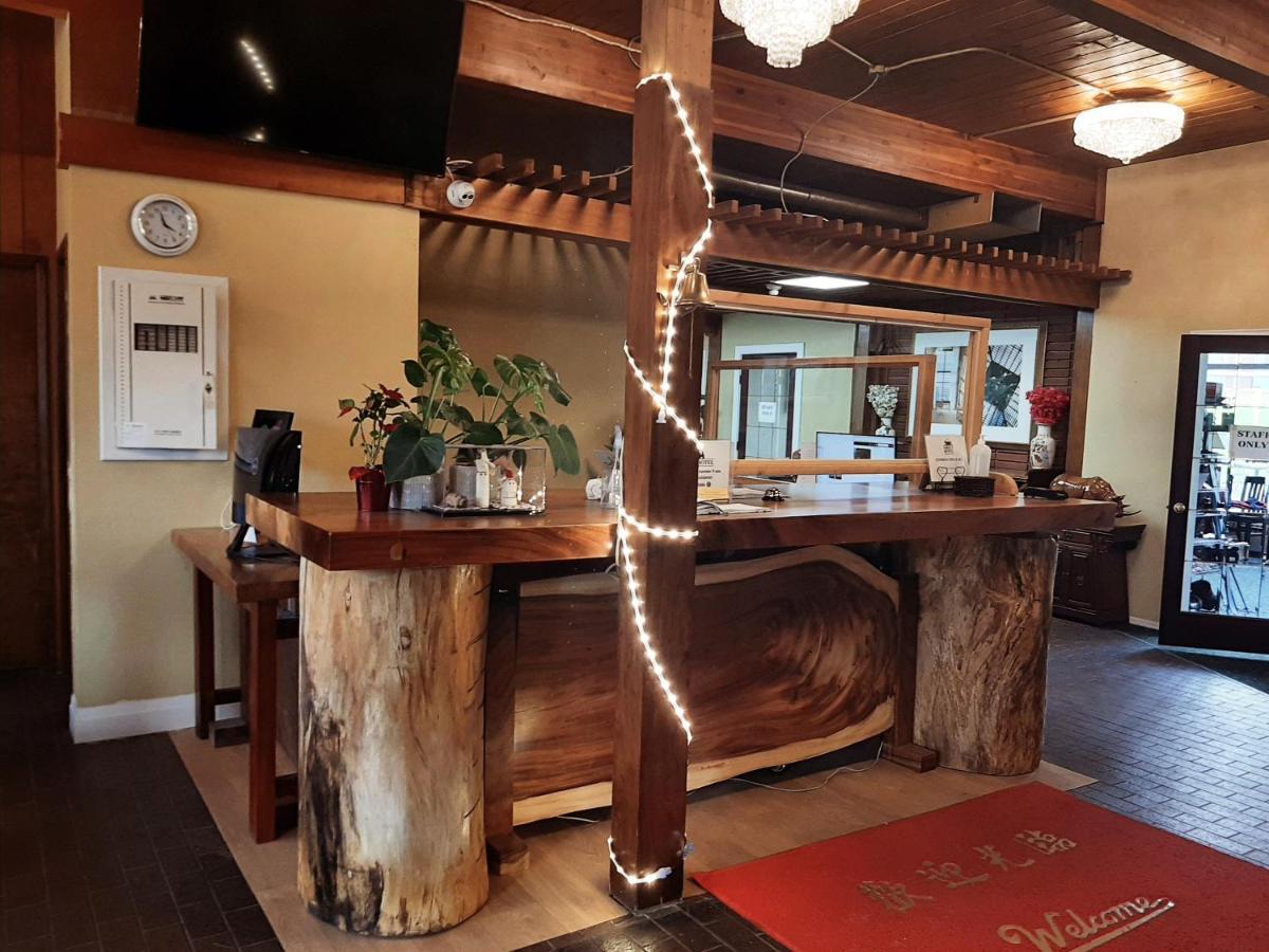 Grizz Hotel Revelstoke Exteriér fotografie