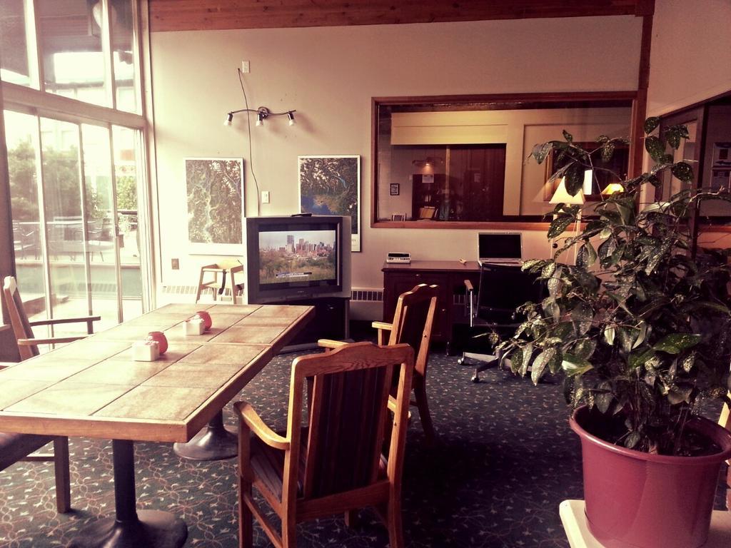 Grizz Hotel Revelstoke Exteriér fotografie
